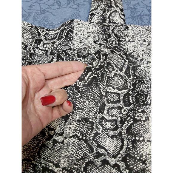 Soho Apparel Women's Snakeskin Print Ankle lengĥt Size Large Black & White - Picture 2 of 4